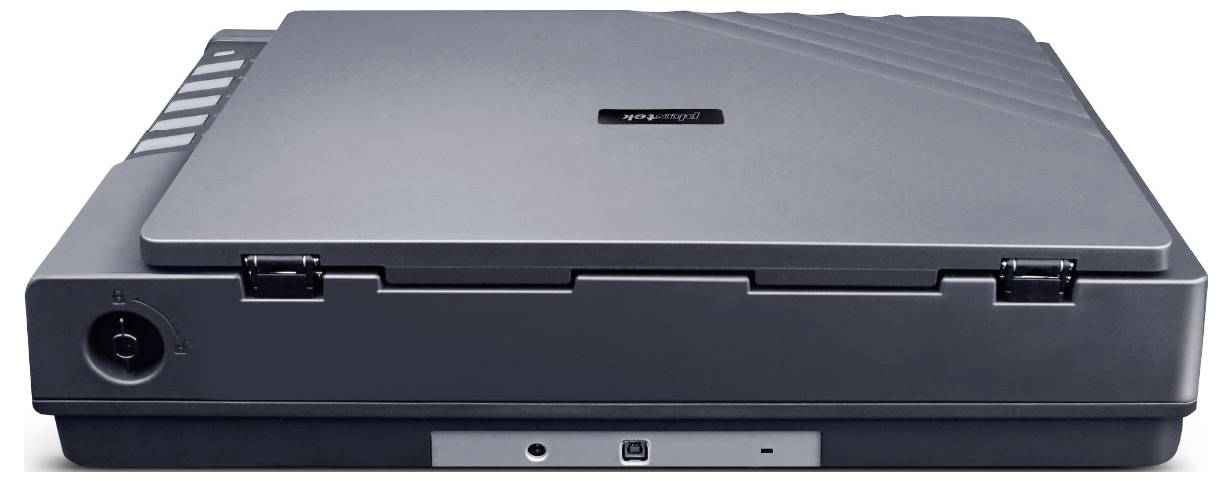 Geschlossener grauer Laptop von vorne betrachtet mit sichtbarem Scharnier und Netzschalter auf der linken Seite.