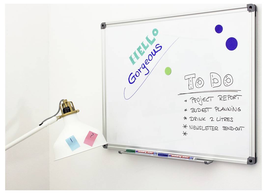 Ein rotes und schwarzes GPS-Verfolgungsgerät mit einem Anschluss und einem USB-Symbol auf der Vorderseite.