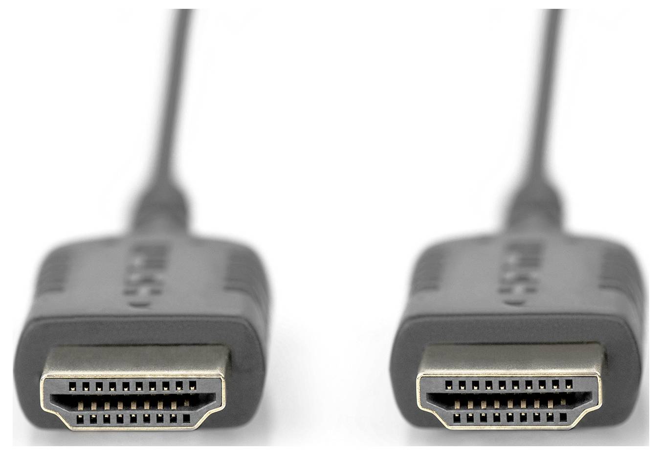 Zwei HDMI-Kabel mit identischen Steckern, die nebeneinander vor einem einfachen Hintergrund angezeigt werden.