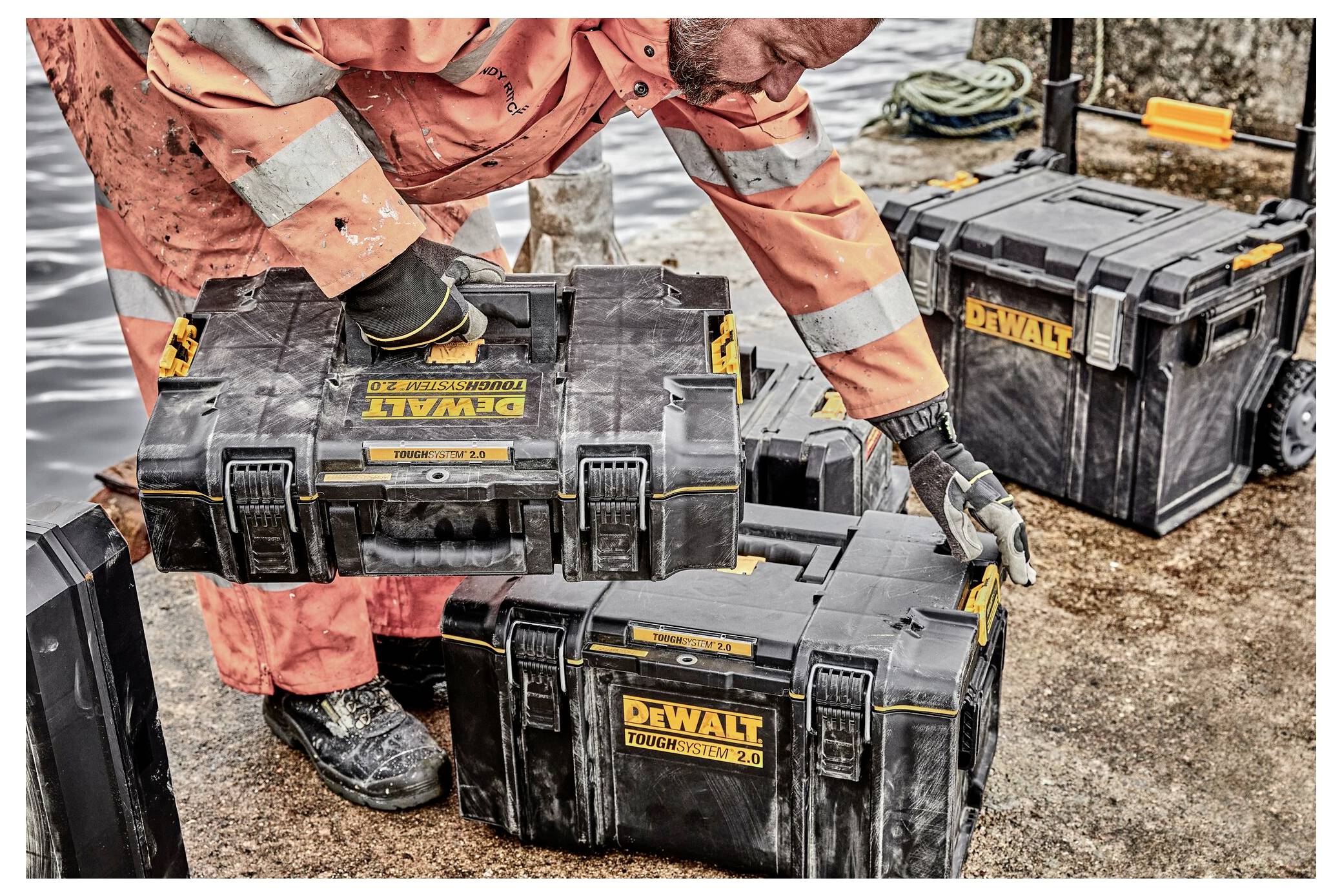 Eine robuste schwarze DeWalt-Werkzeugkiste mit stabilem Griff und sicheren Verschlüssen, entwickelt für die effiziente Organisation und den Transport von Werkzeugen.