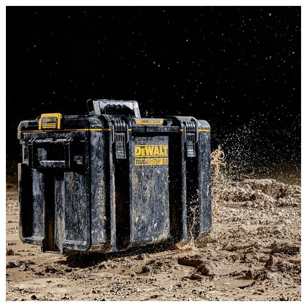 Eine robuste schwarze DeWalt ToughSystem 2.0 Werkzeugbox sitzt auf schlammigem Boden, mit Spritzern von Schlamm rundherum, was ihre Haltbarkeit unterstreicht.