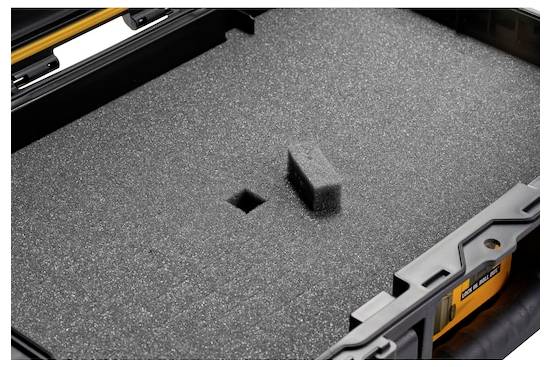 Eine Schaumstoff-Koffereinsatz mit anpassbaren Steckplätzen, entwickelt zur sicheren Lagerung von Ausrüstung.