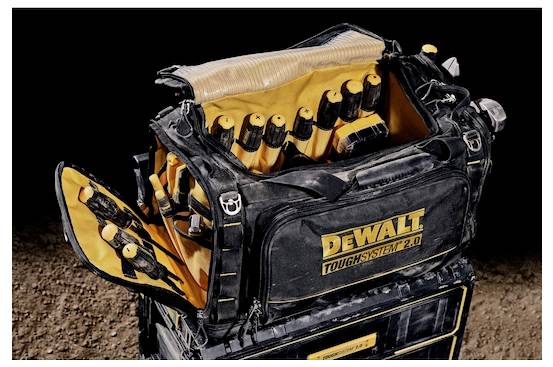 Eine offene DeWalt ToughSystem 2.0 Werkzeugtasche, die eine Auswahl an Werkzeugen im Inneren zeigt, auf einer rauen Oberfläche positioniert und ihre Langlebigkeit hervorhebend.