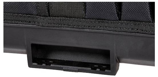 Eine Nahaufnahme eines schwarzen Stoff- und Kunststoffverschlusses oder Clips, möglicherweise Teil einer Tasche oder eines Koffers.