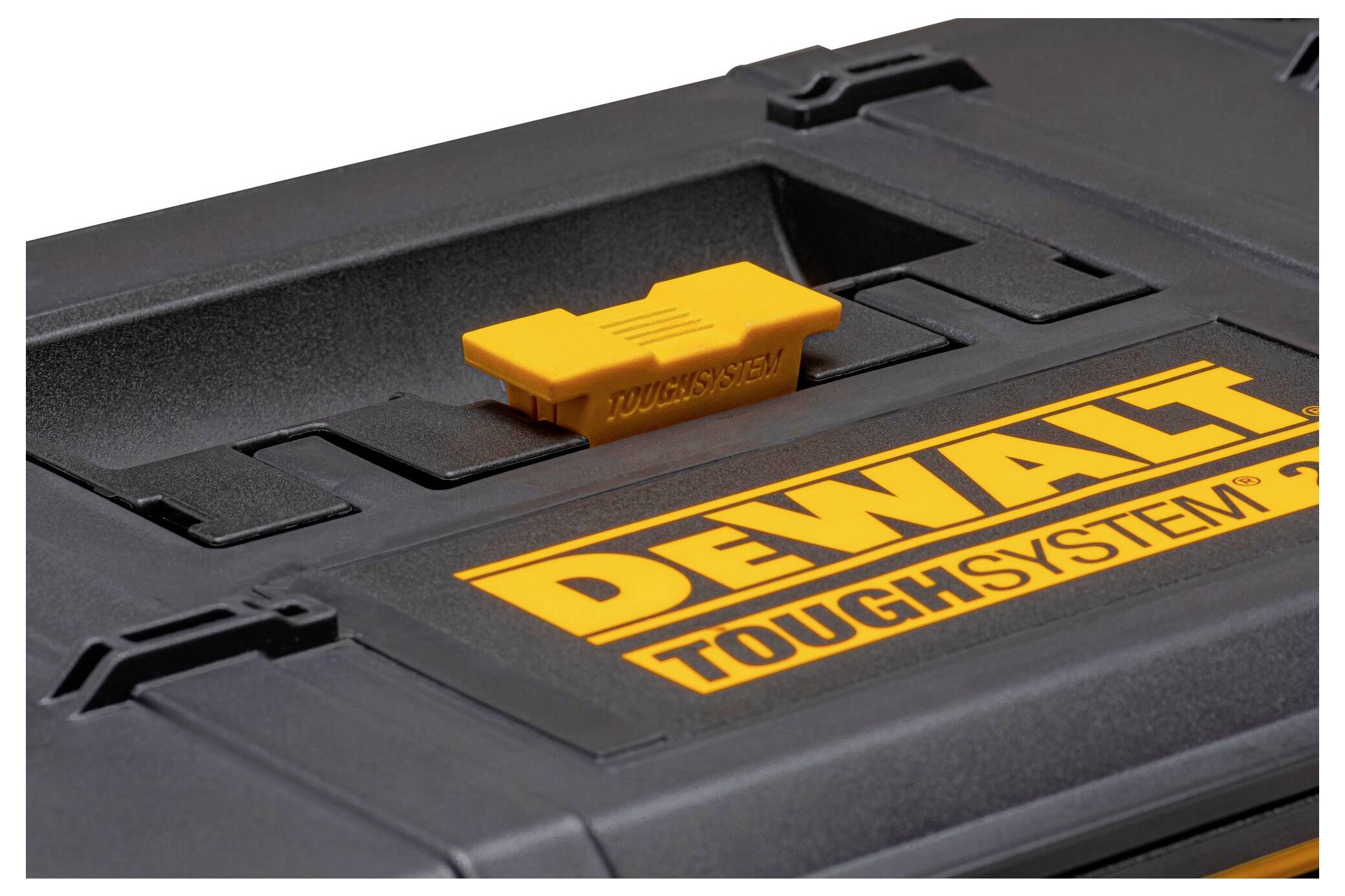 Nahaufnahme eines schwarzen DeWalt ToughSystem-Kofferdeckels mit gelbem Verschluss und Logo, das sein robustes, widerstandsfähiges Design zeigt.