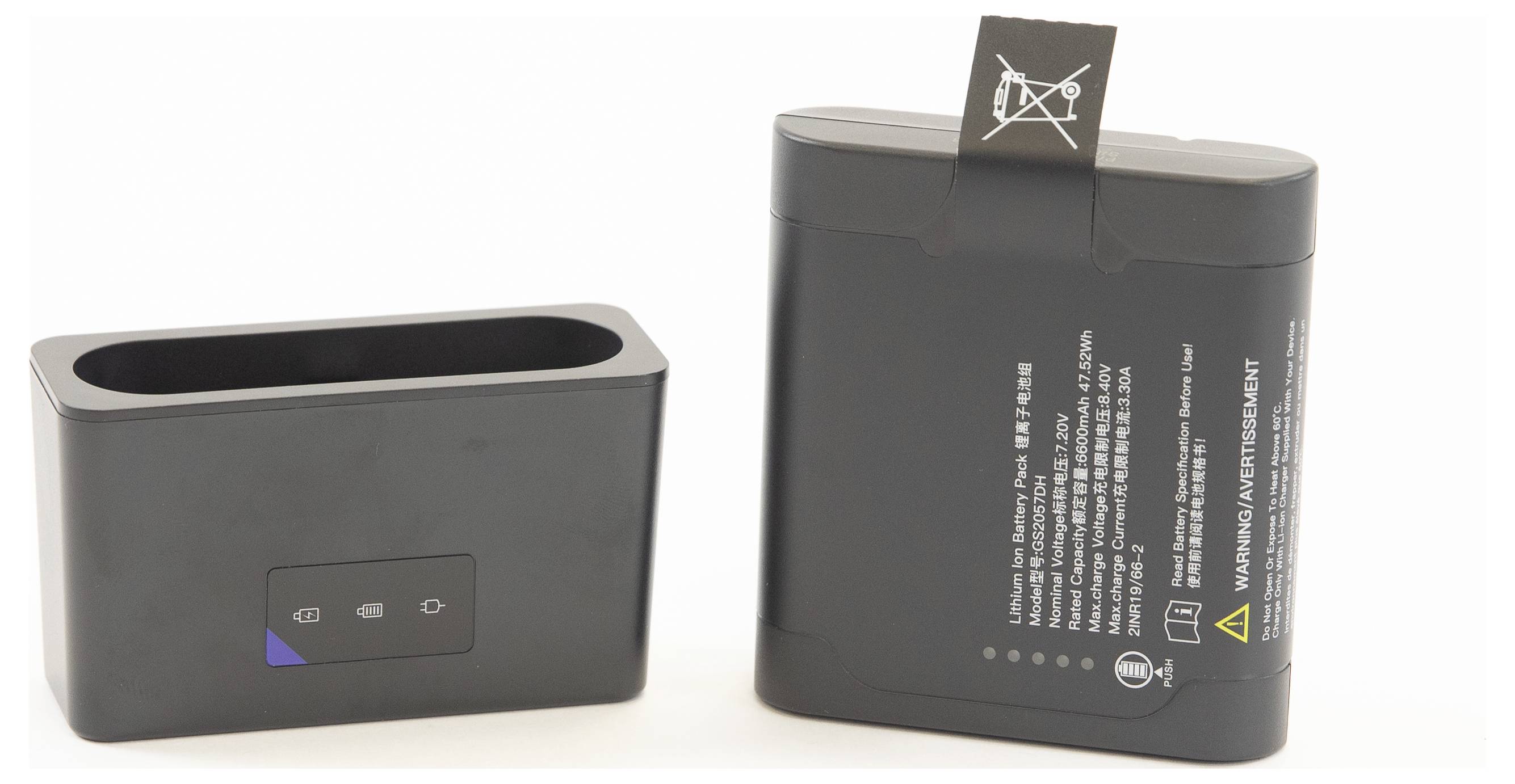 Zwei schwarze elektronische Geräte: ein rechteckiges Batterieladegerät auf der linken Seite und eine größere Batterie mit Sicherheits- und Kapazitätsmarkierungen auf der rechten Seite.