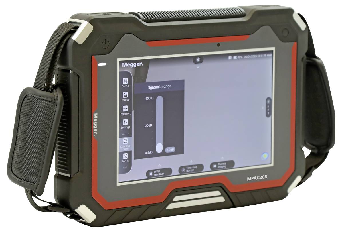 Tragbares elektronisches Gerät mit Touchscreen, auf dem ein Menü mit der Bezeichnung 'Dynamikbereich' angezeigt wird. Das Gerät hat ein robustes schwarzes und rotes Gehäuse.