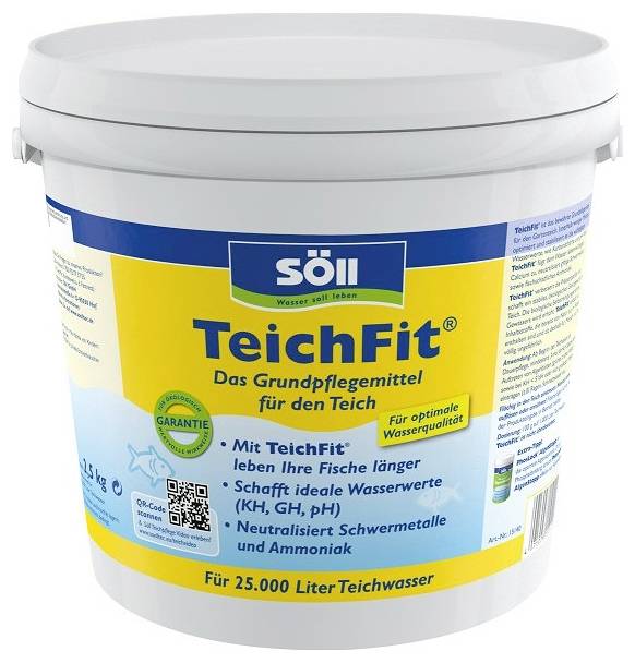 Weißer Eimer von Söll TeichFit Teichbehandlung, gekennzeichnet als Grundpflegeproduk für Teichwasser, das die Wasserqualität verbessert und Metalle sowie Ammoniak neutralisiert.