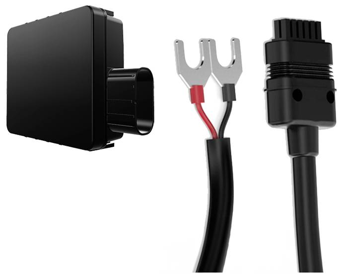 Ein schwarzes elektronisches Gerät mit einem Anschluss neben einem Kabel mit roten und schwarzen Drähten und einem gegabelten Metallende, was auf eine Stromverbindung hindeutet.