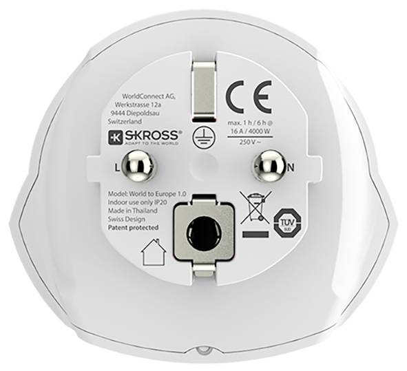 Das Bild zeigt die Rückseite eines universellen Reiseadapters von Skross mit verschiedenen elektrischen Zertifizierungen und Spezifikationen.