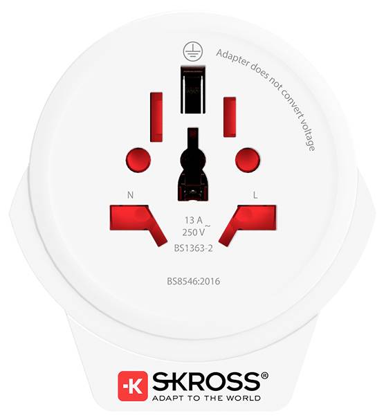 SKROSS Reiseadapter mit dreipoligem Design für verschiedene Steckertypen, beschriftet mit 