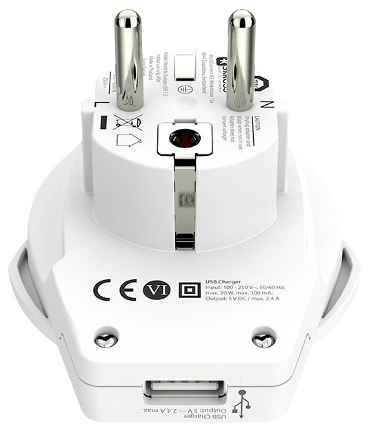 Ein weißer europäischer Stromstecker mit drei Metallstiften und Vorsichtsinstruktionen auf seiner Oberfläche.