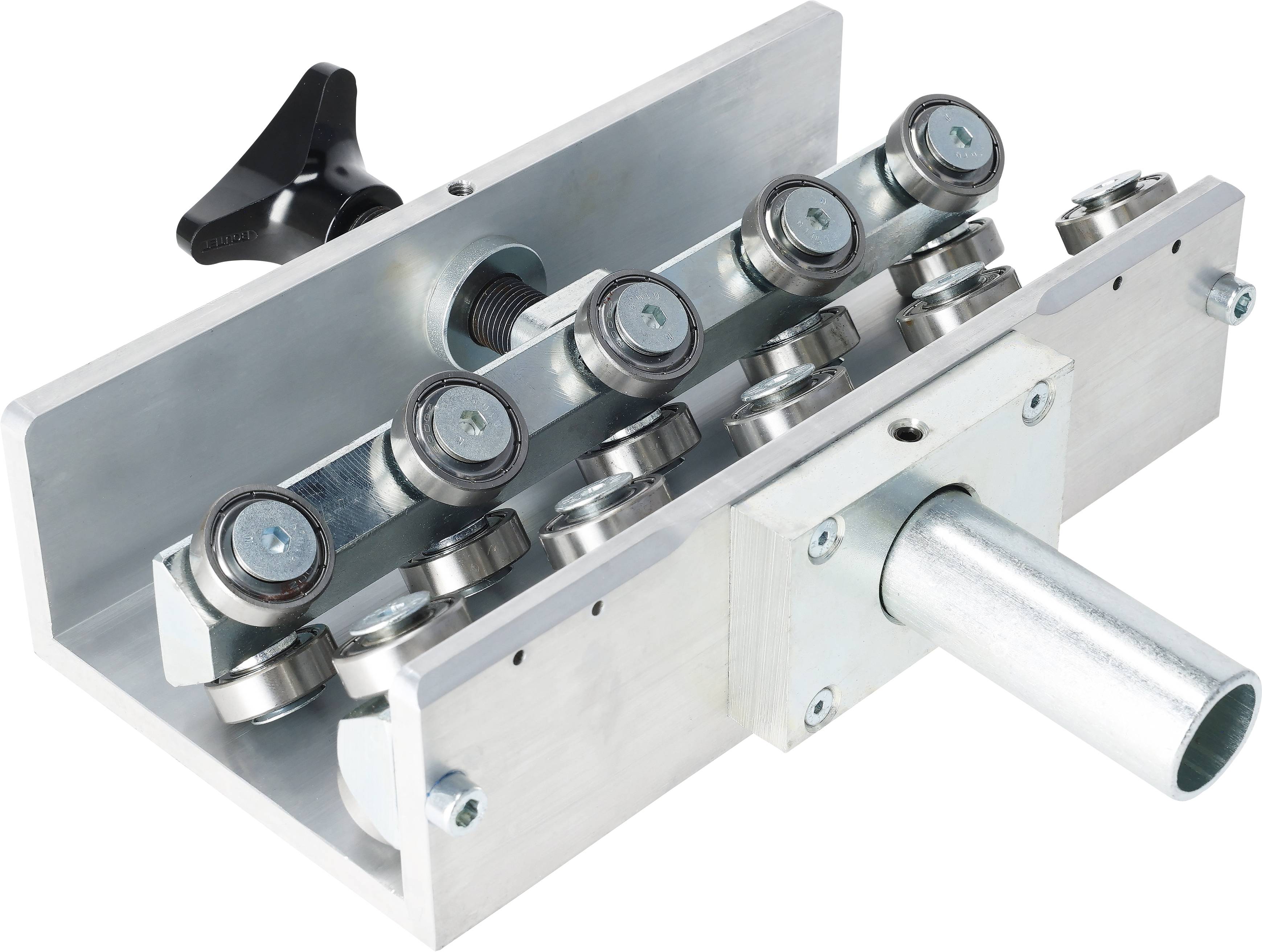 Ein Saitenstaffungsmechanismus für ein Musikinstrument mit mehreren Stimmwirbeln und einer manuellen Einstellungsgriff.