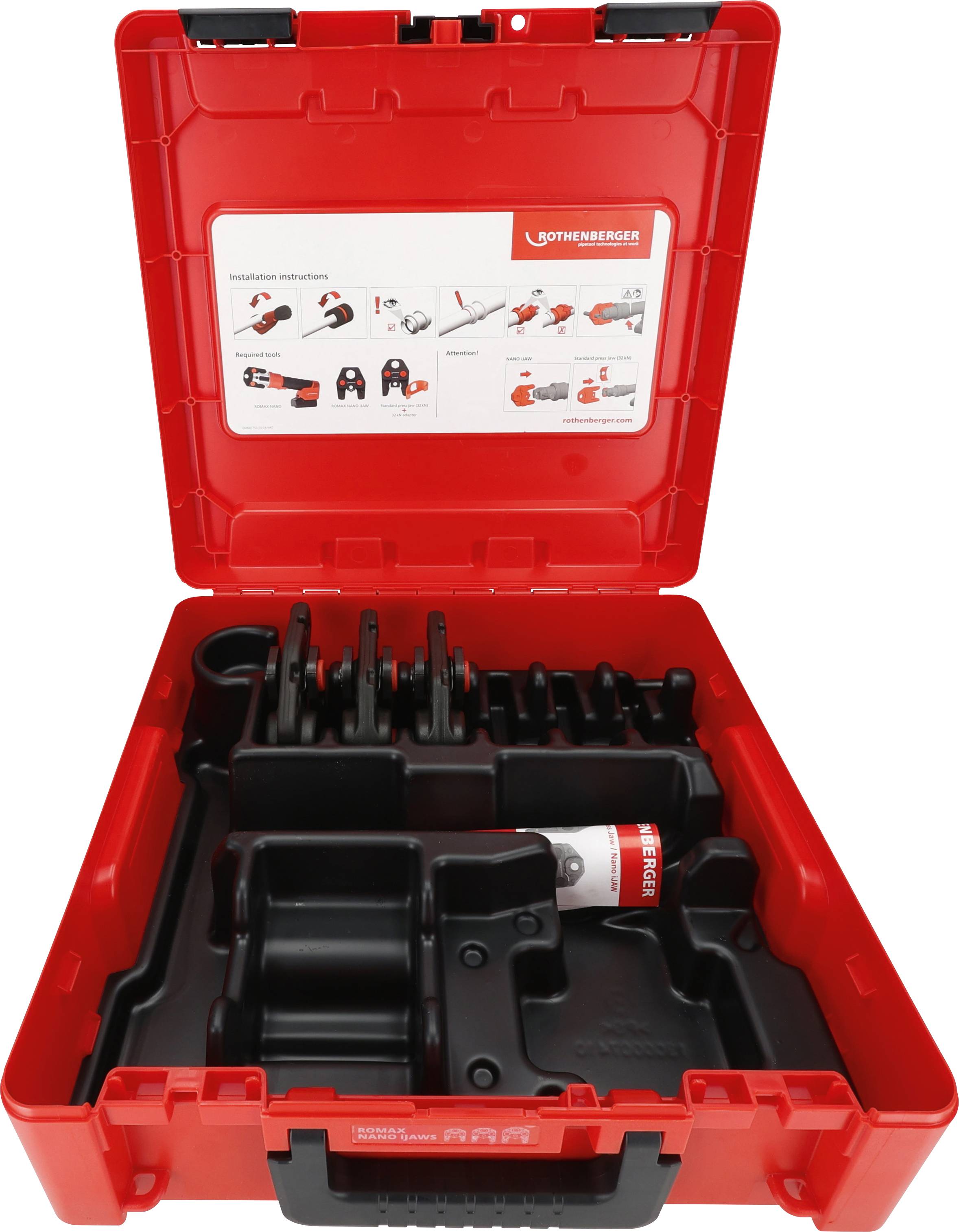 Ein roter Werkzeugkasten, der geöffnet ist und ein ordentlich organisiertes Klempner-Werkzeugsatz zeigt, einschließlich Rohrabschneider und Zubehör. Anleitung auf dem Deckel.