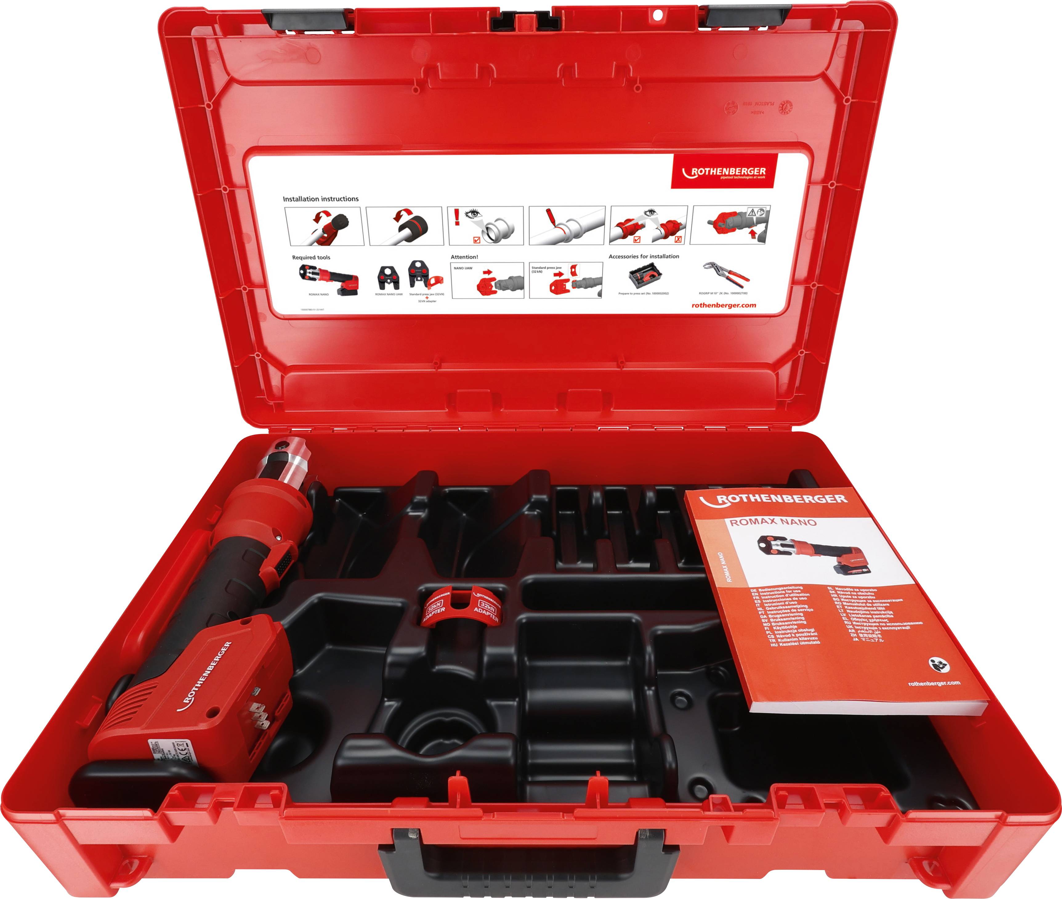 Offene rote Transporttasche mit Elektrowerkzeug, Zubehör und Bedienungsanleitung. Komponenten in Fächern organisiert.