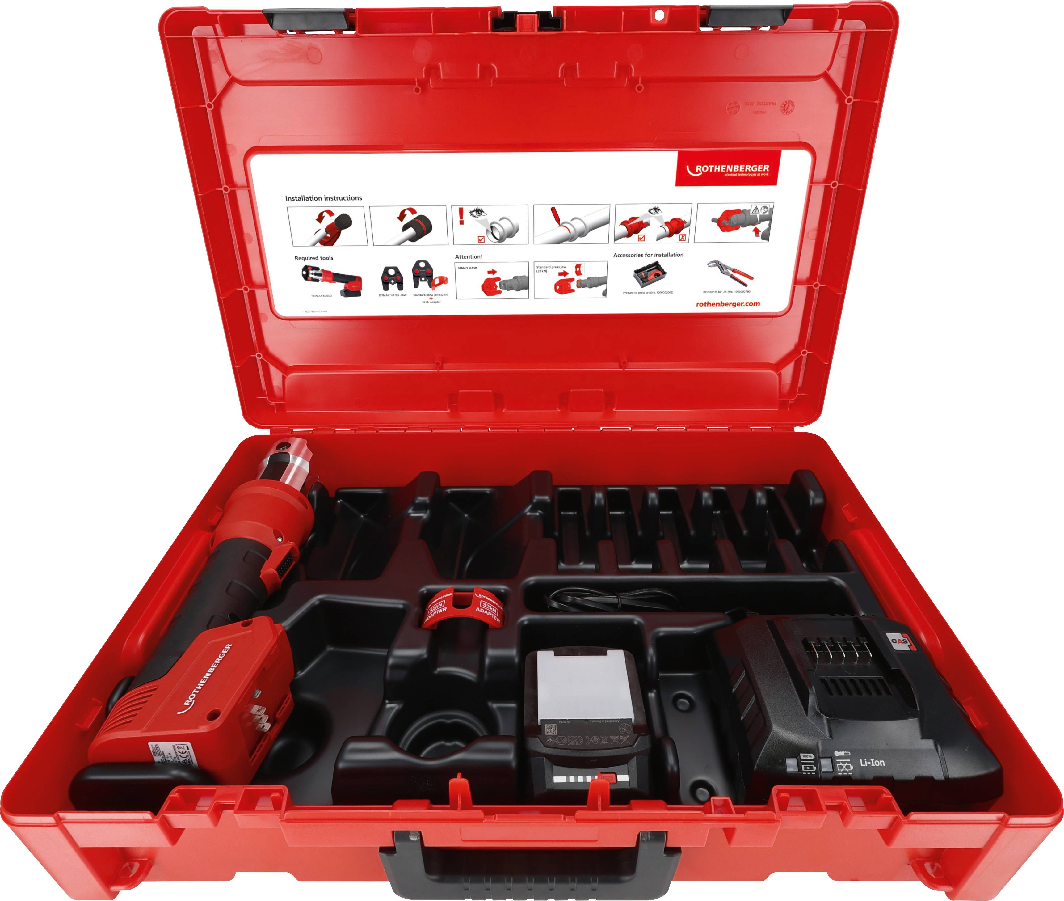 Eine rote Werkzeugbox mit einem Elektroschrauber-Set, bestehend aus einem Bohrer, einem Akku, einem Ladegerät und verschiedenen Zubehörteilen.