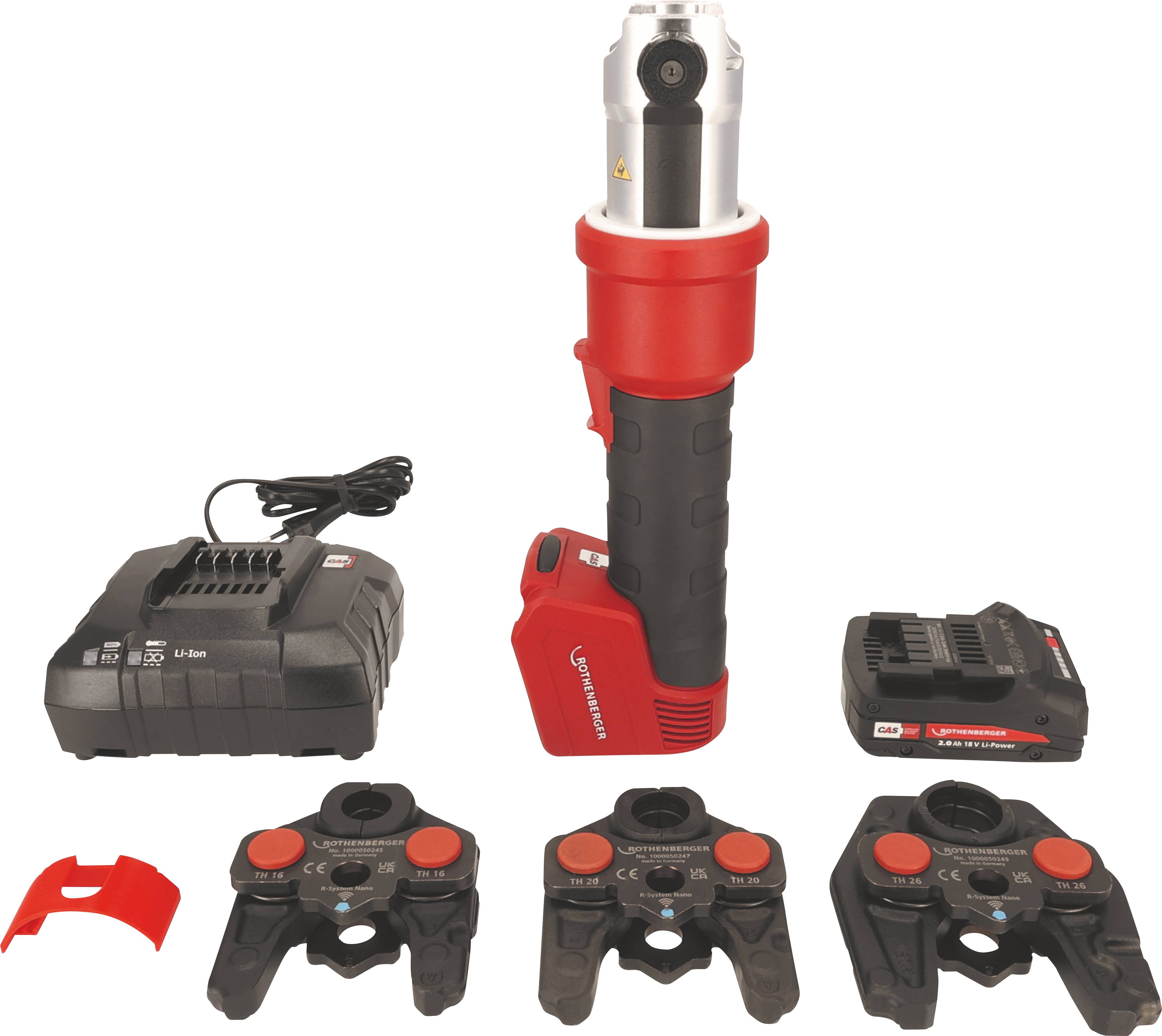 Ein schnurloses hydraulisches Presswerkzeugsatz mit einem Werkzeug, drei Pressbacken, einem Akku, einem Ladegerät und einer roten Halterung für Sanitär- oder Elektroaufgaben.