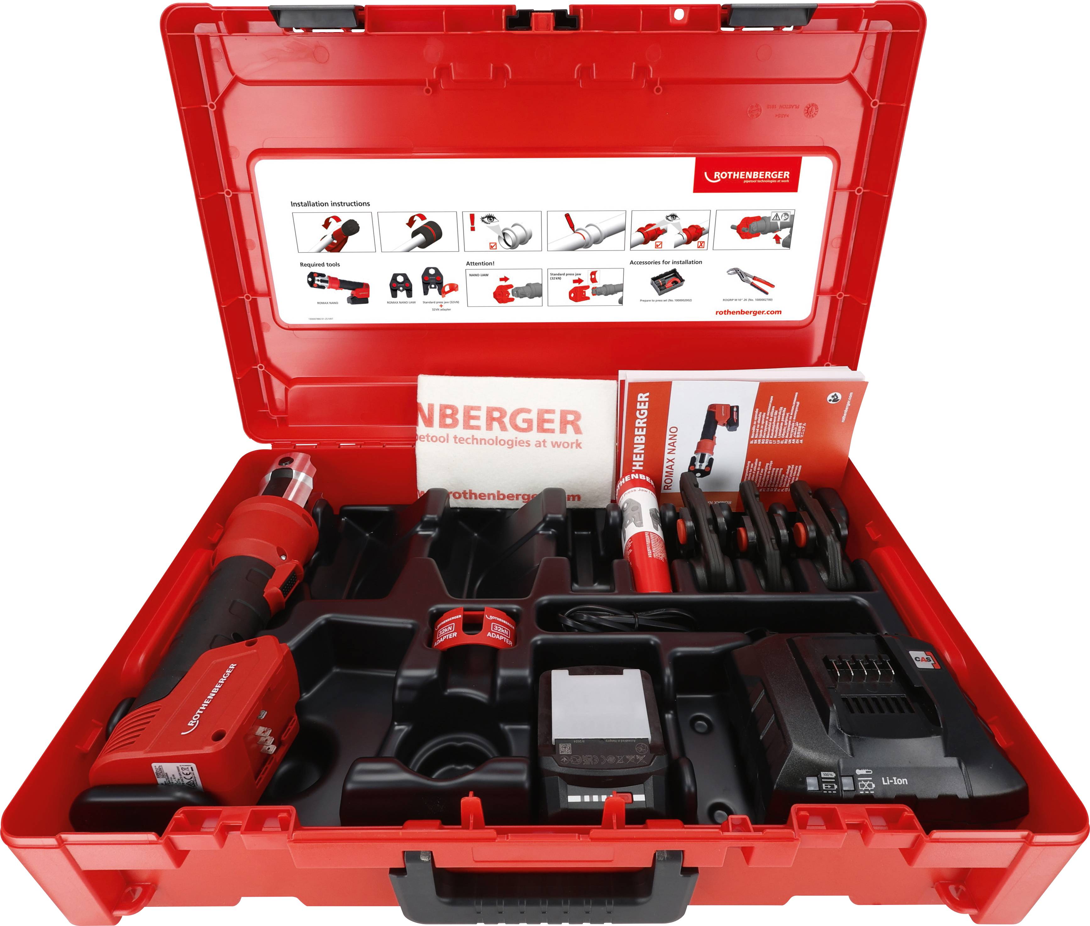 Roter Rothenberger-Werkzeugkasten mit verschiedenen Elektrowerkzeugen und Zubehör, einschließlich einer Bohrmaschine, einem Ladegerät und Dokumentation.