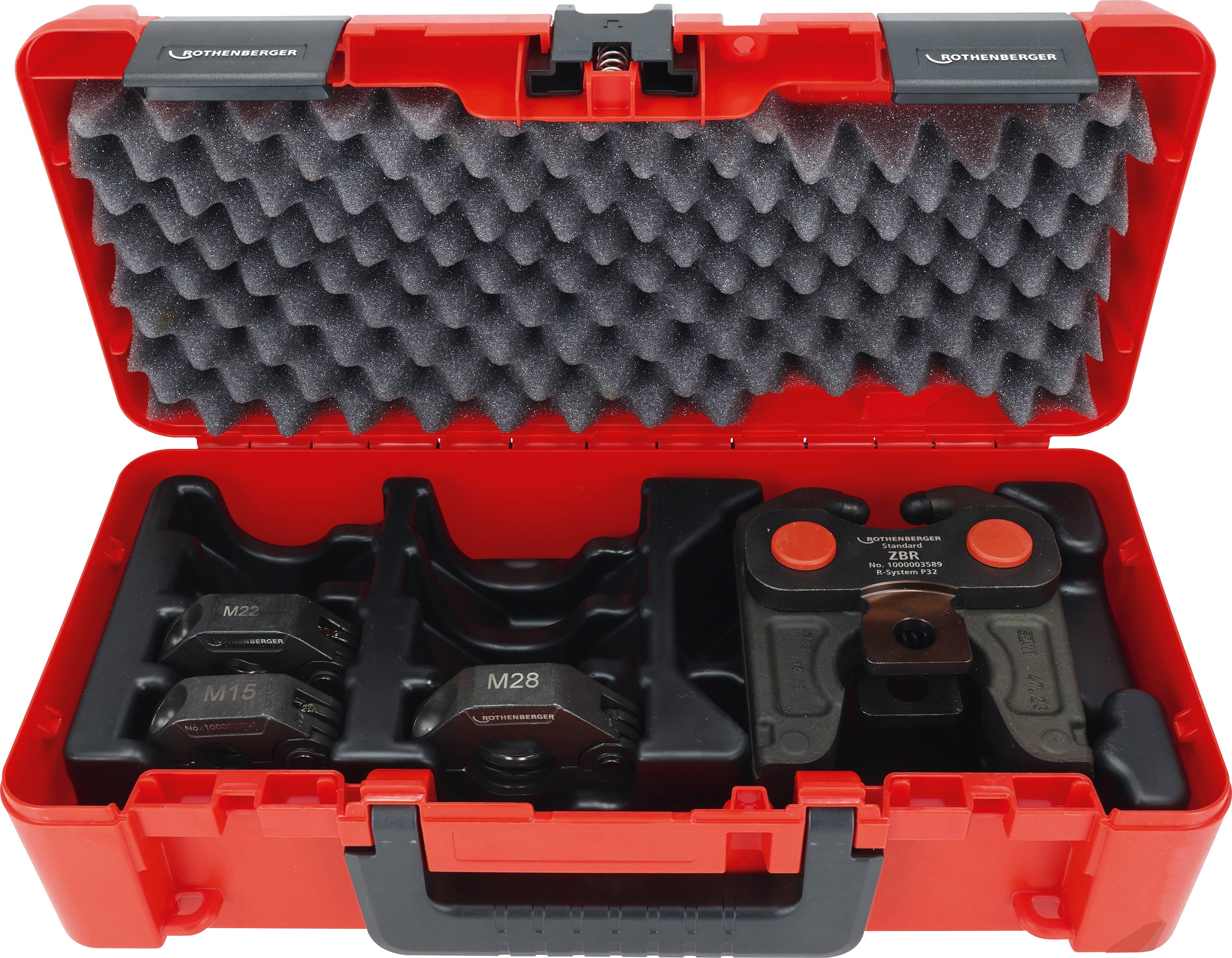 Ein roter Kunststoffkoffer mit Schaumstoffpolsterung enthält mehrere Metall- und Kunststoffklemmen, die mit verschiedenen Größen beschriftet sind, wie M16 und M28.