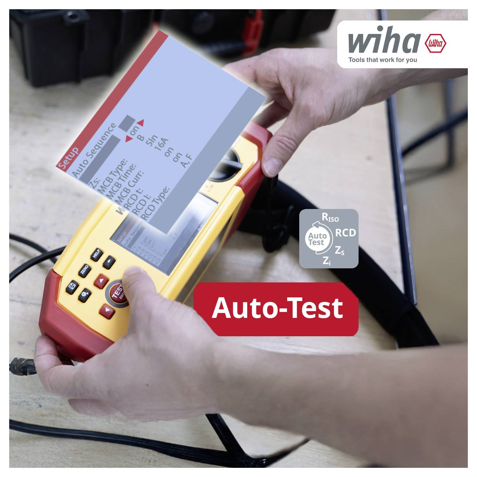 Person prüft mit einem Wiha-Messgerät die Auto-Test-Funktion; auf dem Bildschirm steht 'Auto-Test' und 'RCD'.