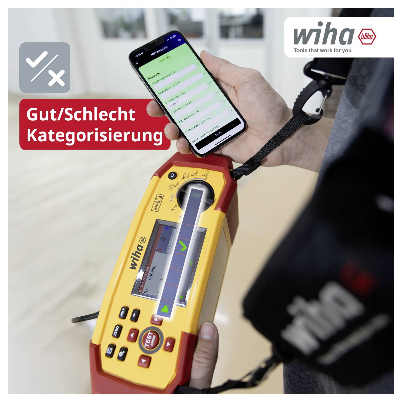 Hand hält ein Wiha-Prüfgerät und Smartphone; auf dem Display eine grüne Liste, daneben der Text 'Gut/Schlecht Kategorisierung' und ein Häkchen/X-Symbol.