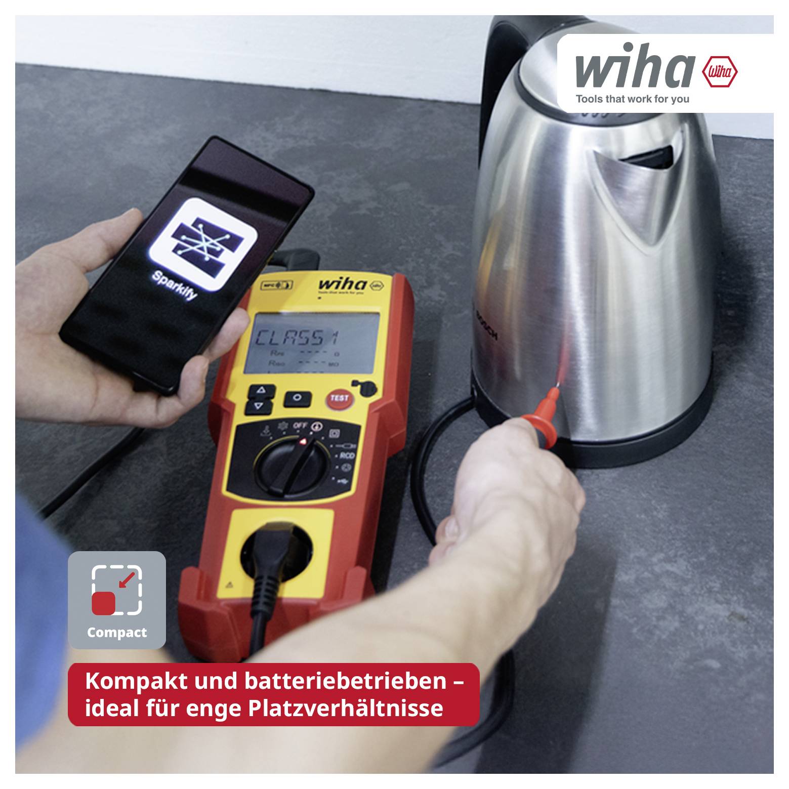 Hand prüft einen Wasserkocher mit kleinem Messgerät und Smartphone-App; Hinweis: 'Kompakt und batteriebetrieben – ideal für enge Platzverhältnisse'.