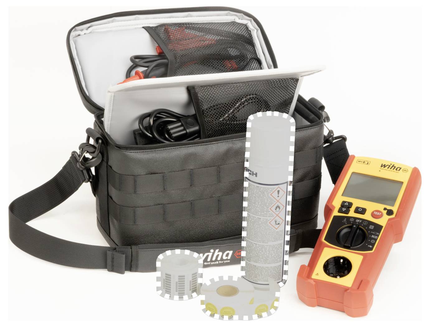 Eine schwarze Werkzeugtasche mit elektronischen Geräten, einschließlich eines gelben Multimeters und Zubehör, organisiert in Fächern.