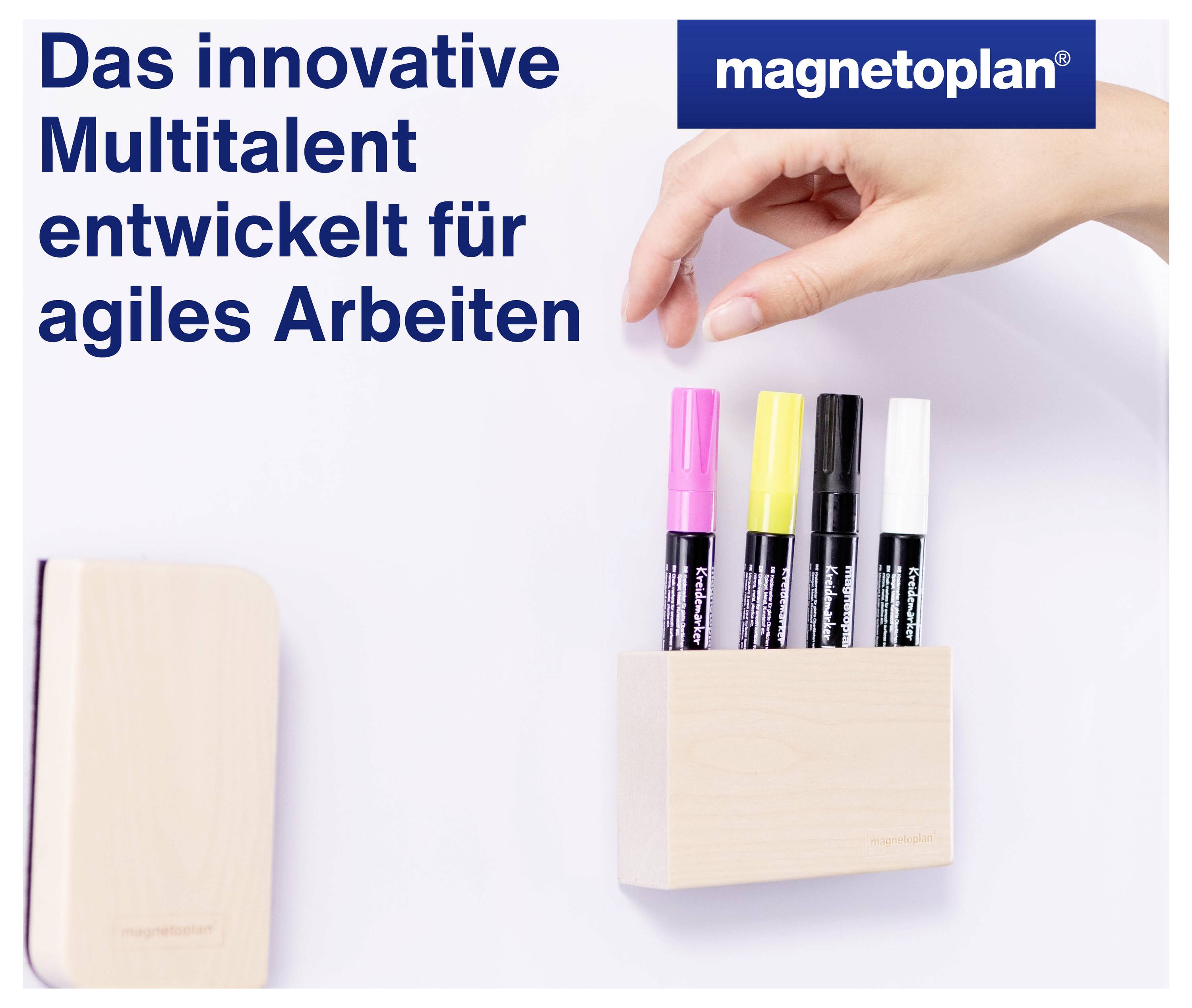'Das innovative Multitalent entwickelt für agiles Arbeiten.' Vier Stifte in einem Holzhalter an der Wand, eine Hand greift danach.