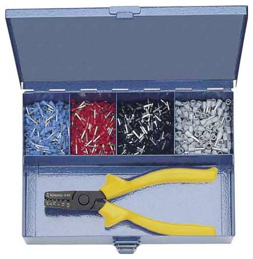 Eine offene blaue Box enthält eine Vielzahl von Crimpverbindern in blauen, roten, schwarzen und grauen Fächern, mit einem Crimpwerkzeug mit gelbem Griff.