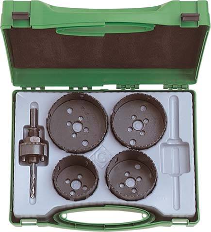 Eine offene grüne Werkzeugkiste mit vier Kreissägeblättern und einem Bohrer, organisiert in einem geformten Kunststofftablett zur Aufbewahrung.