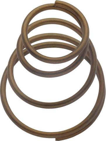 Fünf übereinander gestapelte, bronzefarbene Metallringe in absteigender Größenordnung mit Öffnungen, die eine spiralförmige Struktur bilden.