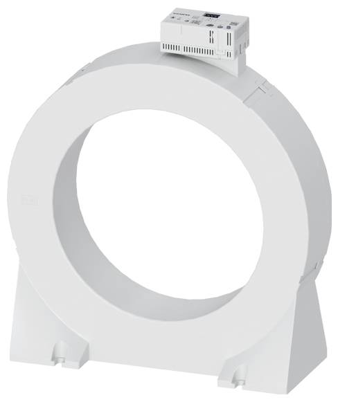 Ein Stapel brauner Pappteller, in Kunststofffolie verpackt, von der Seite betrachtet.