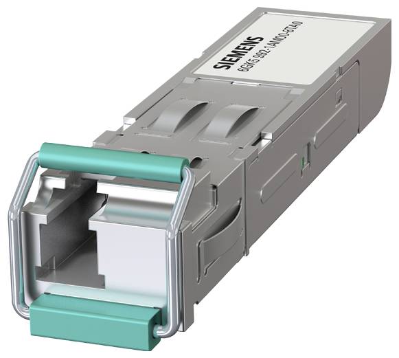 Eine Nahaufnahme eines Siemens Gigabit Ethernet SFP-Moduls mit einem rechteckigen Metallgehäuse mit grünem Riegel und Glasfaser-Anschlusseingang.