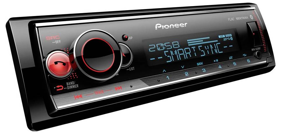 Ein Autostereo mit digitaler Anzeige, die „20:58 SMARTSYNC