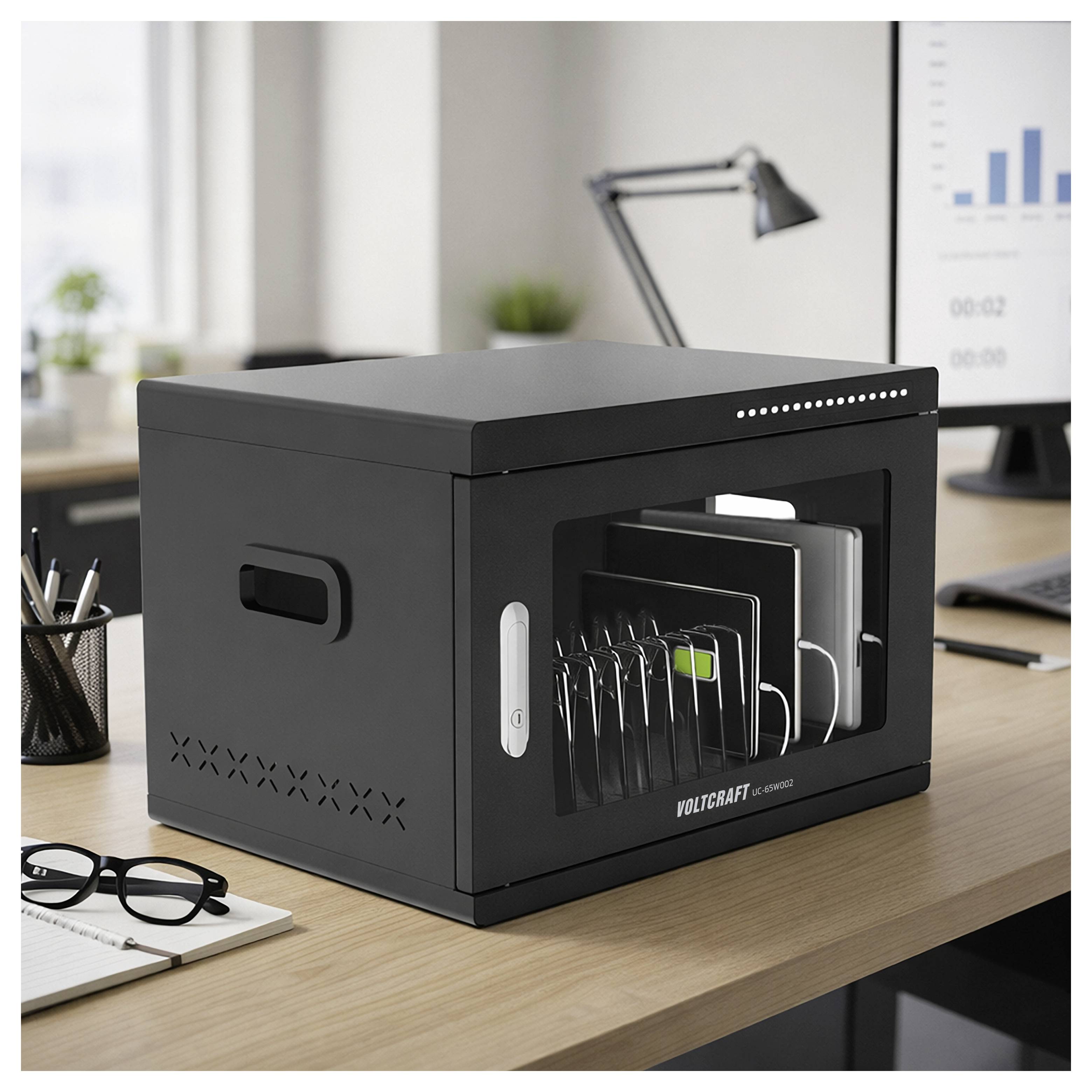 Schwarzes Trust-Wandladegerät mit zwei USB-C-Anschlüssen und ausklappbaren Steckerkontakten auf weißem Hintergrund.