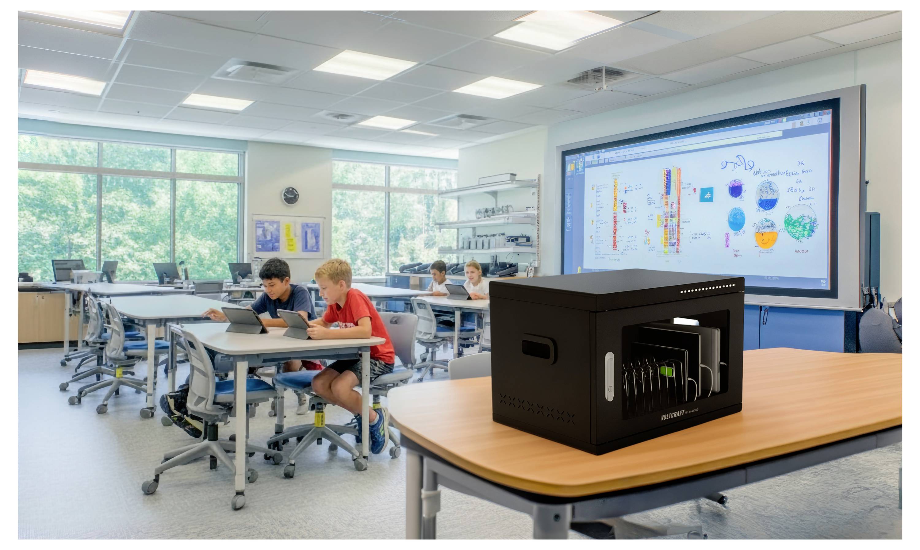 3D-Drucker auf einem Klassentisch in einem modernen Naturwissenschaftslabor, mit Schülern, die an Schreibtischen arbeiten, und einer großen Datenanzeige im Hintergrund.
