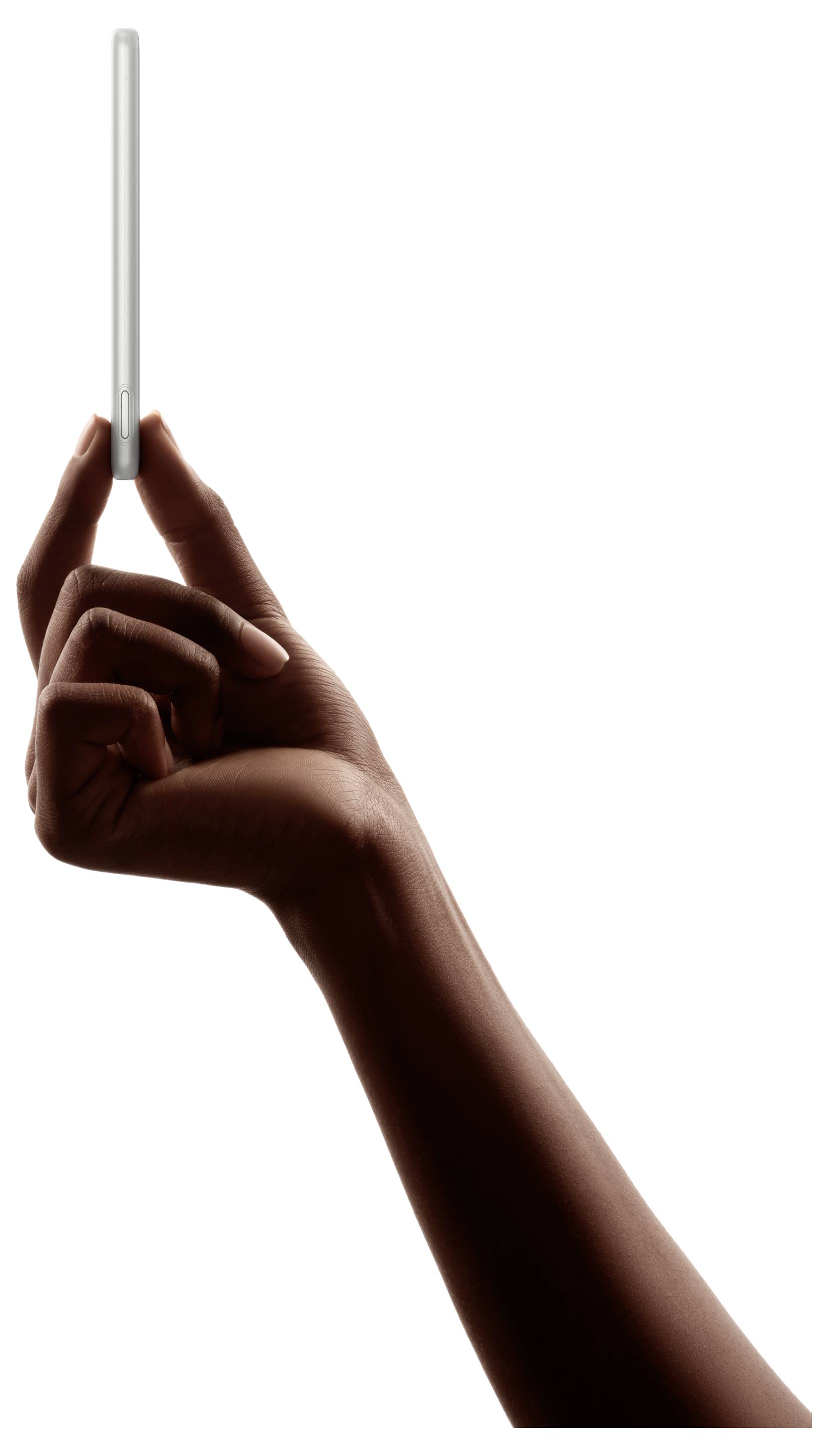 Eine Hand, die ein elegantes, weißes externes Festplattenlaufwerk vertikal vor einem weißen Hintergrund hält.