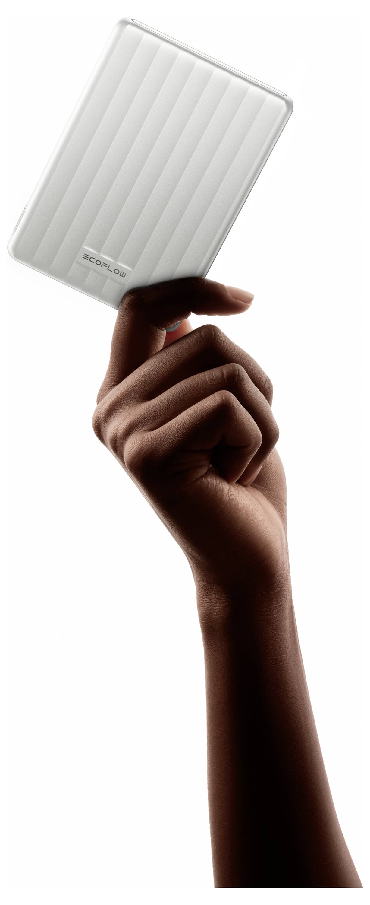 Ein weißes strukturiertes Gerät schwebt inmitten dunkler, fragmentierter Felsen, die in der Luft schwebend sind und Widerstandsfähigkeit und Dauerhaftigkeit suggerieren.