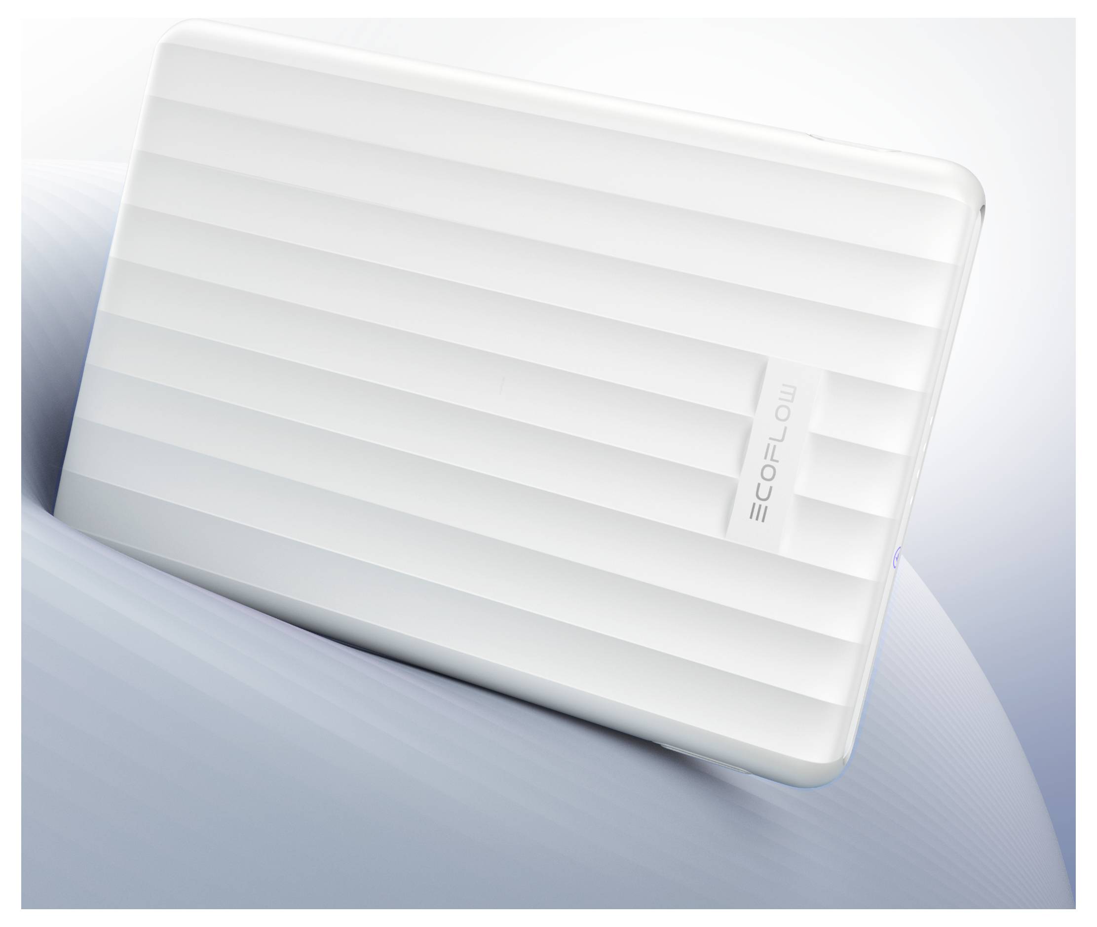 Eine elegante weiße tragbare EcoFlow-Powerbank mit geripptem Design ruht auf einer glatten Oberfläche und präsentiert ihren modernen und minimalistischen Stil.