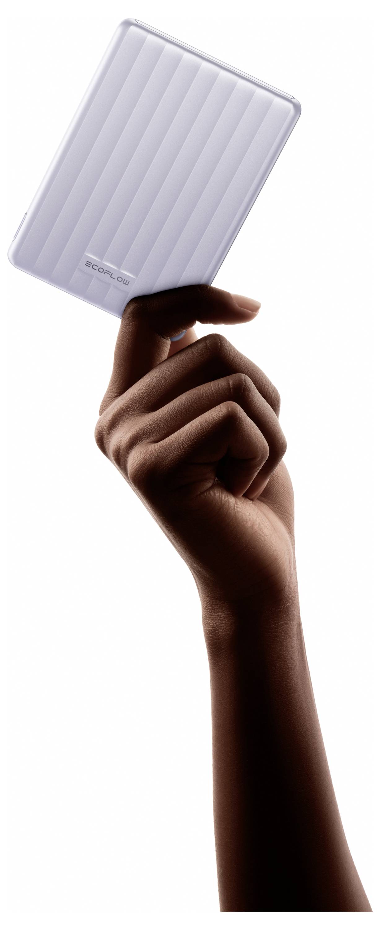 Ein schlankes, metallisches Schienensystem mit rechteckigem Profil, geeignet für moderne Innenräume, vor einem schlichten weißen Hintergrund.