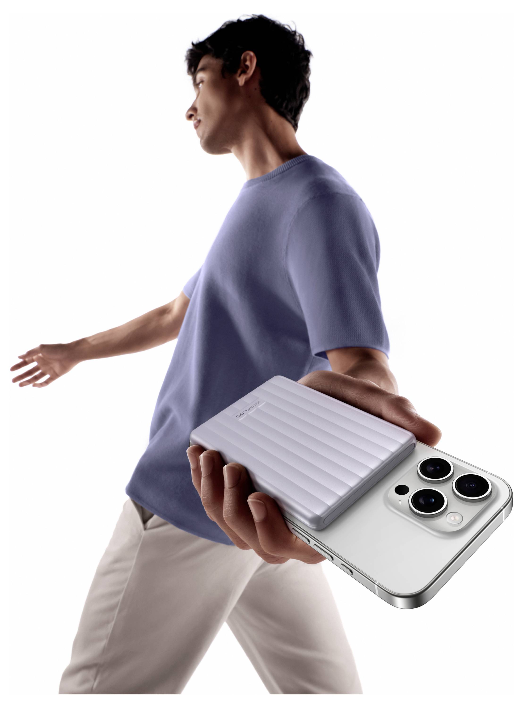 Eine Person in einem blauen Hemd hält ein elegantes Smartphone mit gestreiftem Rücken und präsentiert dessen Kamerafunktionen.