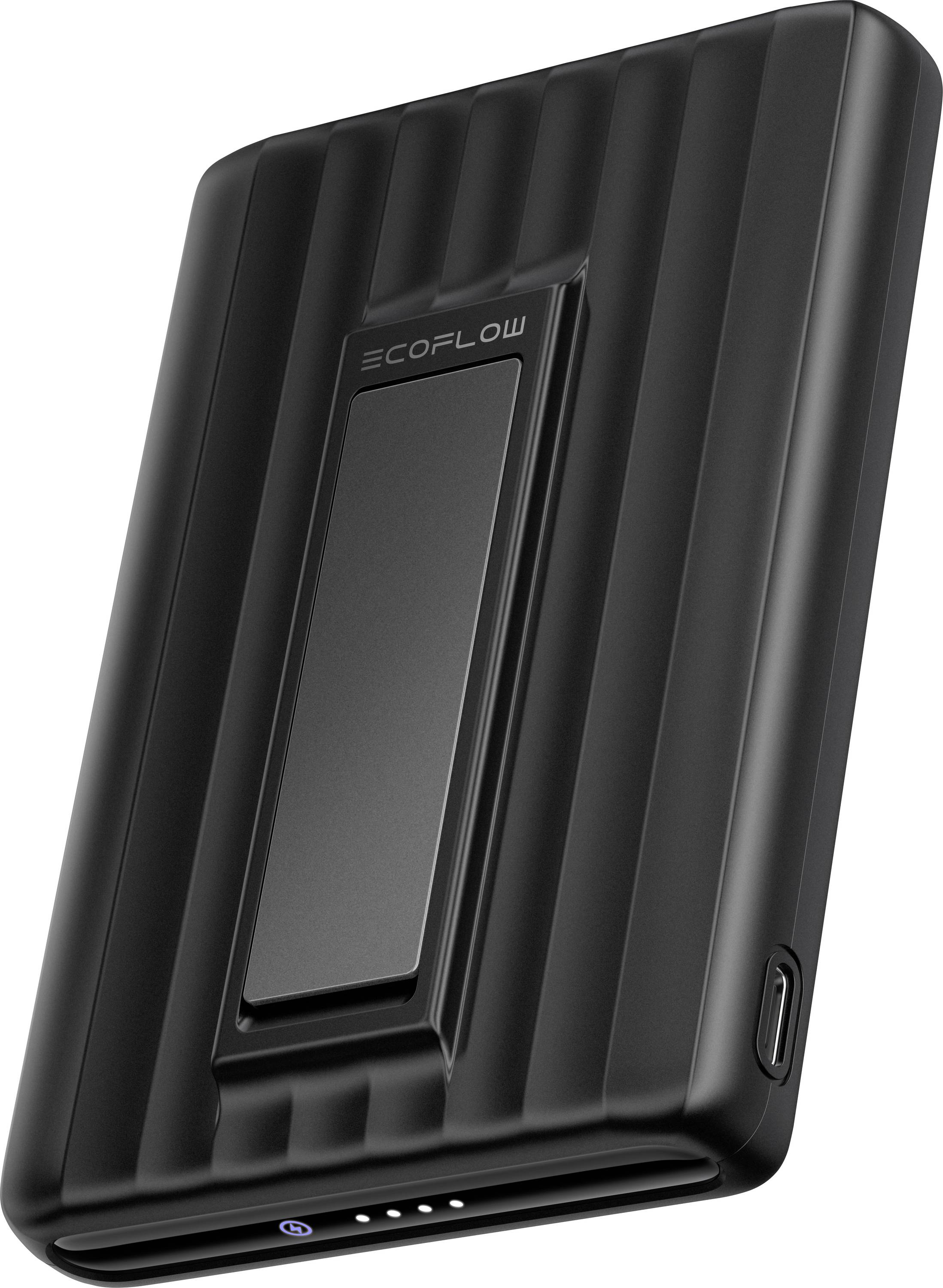 Eine schlanke schwarze tragbare Powerbank mit gerilltem Design, die auf der Vorderseite das Markenlogo 