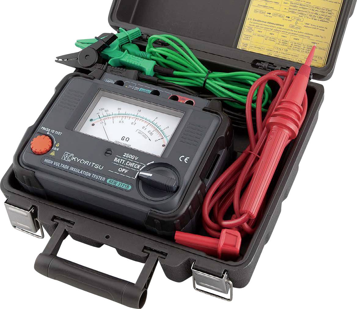 „Hochspannungs-Isolationsprüfer in einem offenen Koffer mit Messspitzen und Kabeln, mit Zeigeranzeige und Bedienungselementen, wird für elektrische Prüfungen verwendet.