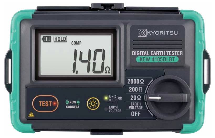 Frontansicht eines digitalen Erdungsprüfers Kyoritsu Modell KEW 4105DLBT mit digitalem Display, das 1.40 COMP anzeigt, sowie mit Testknopf und Wählschalter.