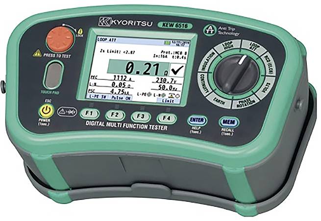 Digitales Multifunktionsprüfgerät mit einem Bildschirm, der numerische Messwerte anzeigt, Tasten und einem Drehregler für Messeinstellungen.