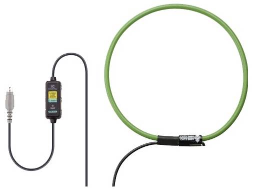Flexibler Stromsensor mit grüner Schleife und schwarzem Stecker. Wird zur Messung von Wechselstrom verwendet und zeigt eine digitale Anzeige auf dem Gerät.