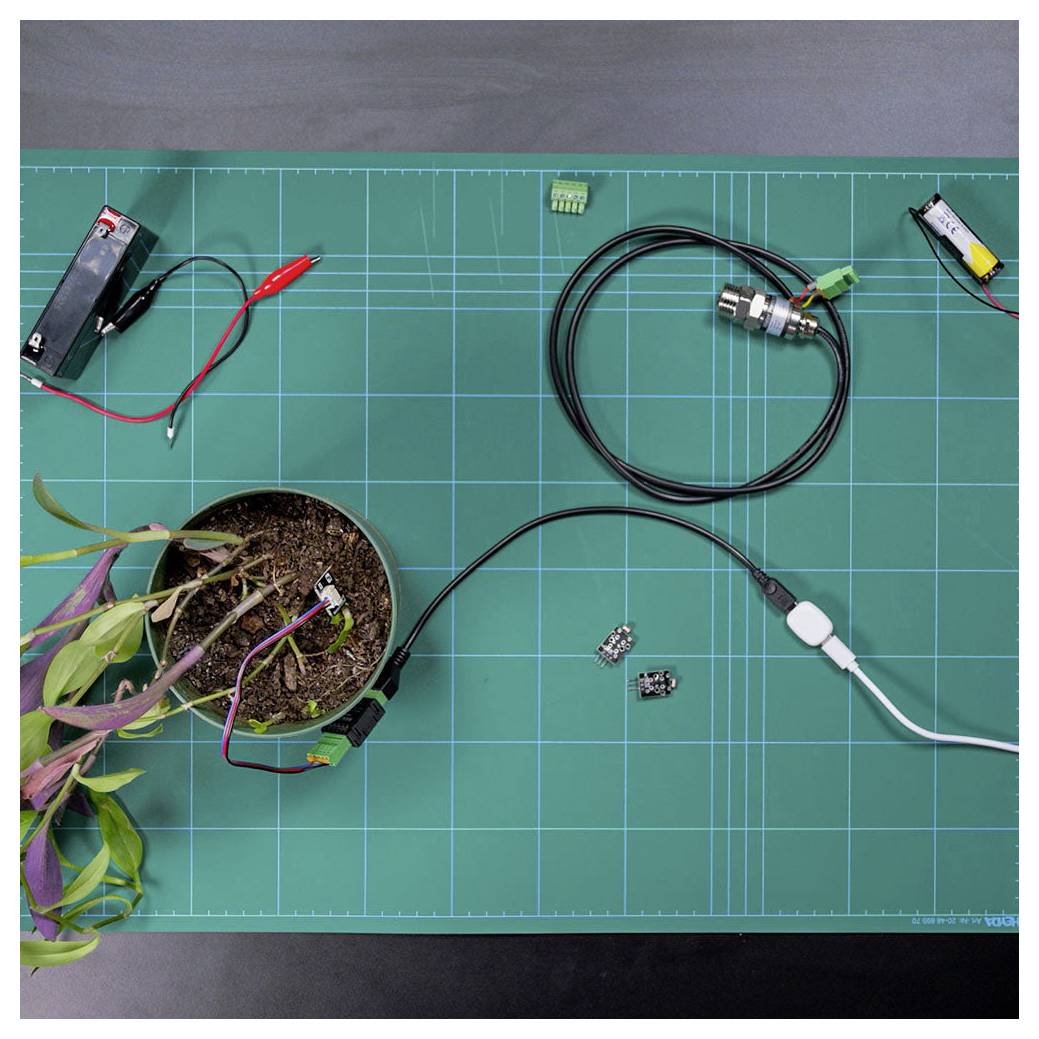 Ein gerahmtes Balkendiagramm, das Daten von 2011 bis 2016 mit farbigen Balken und Prozentangaben für jedes Jahr zeigt. Ein Büroumfeld ist sichtbar.