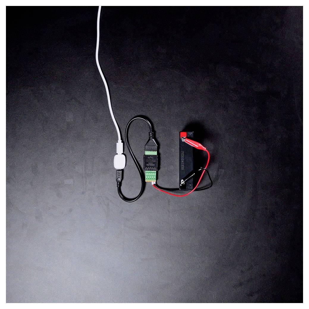 Ein oranges Kabel mit Metallsteckern an beiden Enden, wahrscheinlich für industrielle oder elektronische Anwendungen.