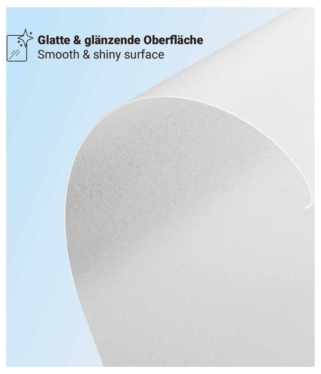 Eine Nahaufnahme einer glänzenden, gekrümmten Oberfläche mit einer glatten und glänzenden Textur vor einem blauen Hintergrund.