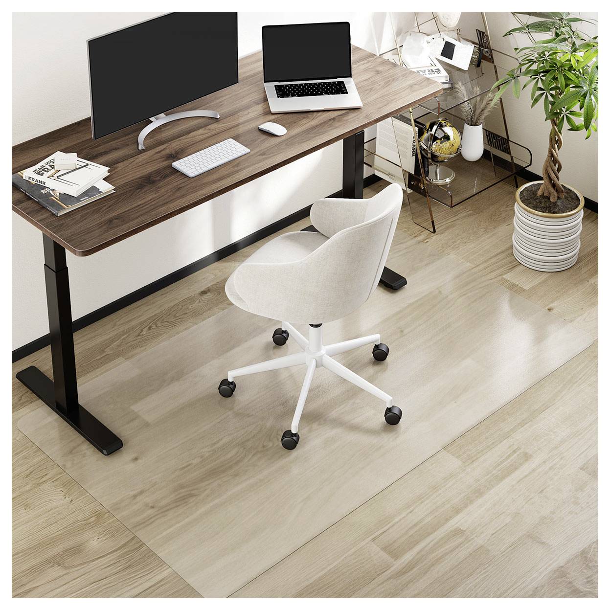 Ein moderner Arbeitsplatz zeigt einen Holzschreibtisch mit einem gebogenen Monitor, Laptop und Maus neben einem weißen Drehstuhl auf einer Bodenmatte.